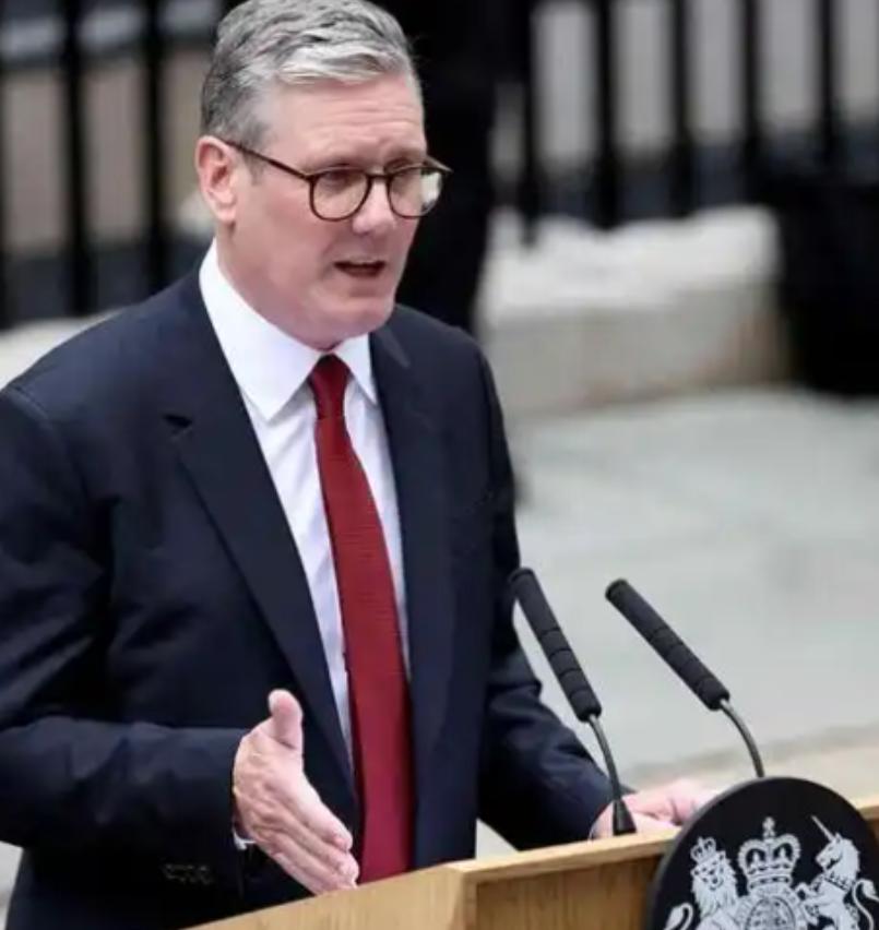 英国首相一句话，直接扔向了全世界。


他说，中国，是世界三大强国之一。

这话