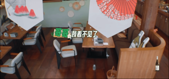 王俊凯跟摄像头说话王俊凯跟谁说话呢谁懂王俊凯对着摄像头唠嗑的可爱，镜头遮挡视线后