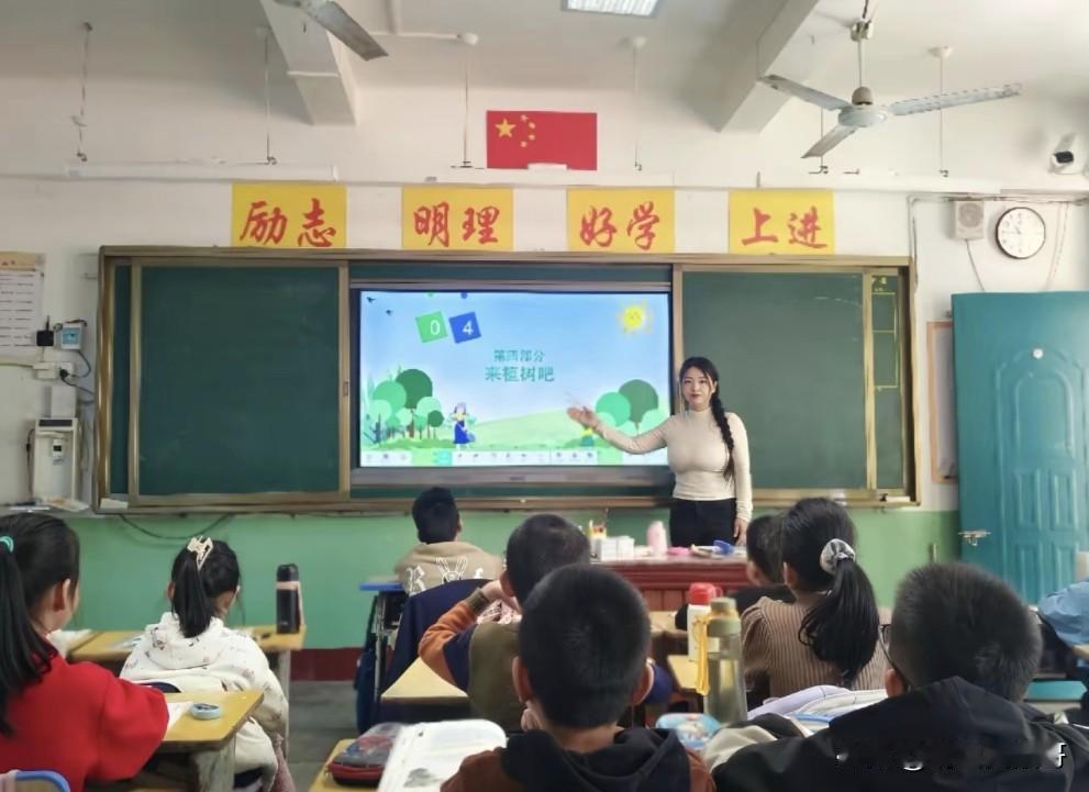 新学期开始了，大家上课都很认真