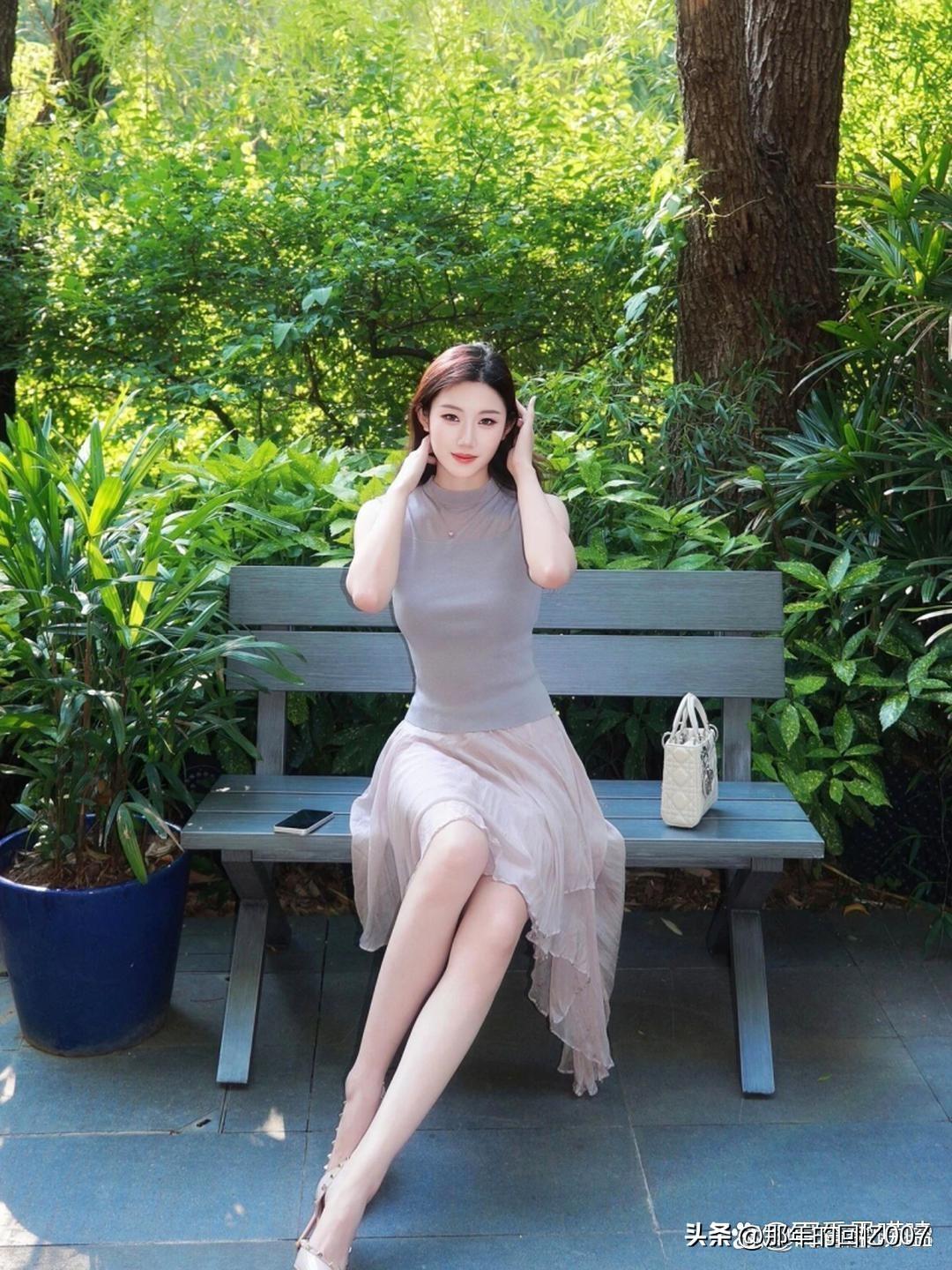 优雅咖啡馆里，甜美女孩与时尚穿搭
