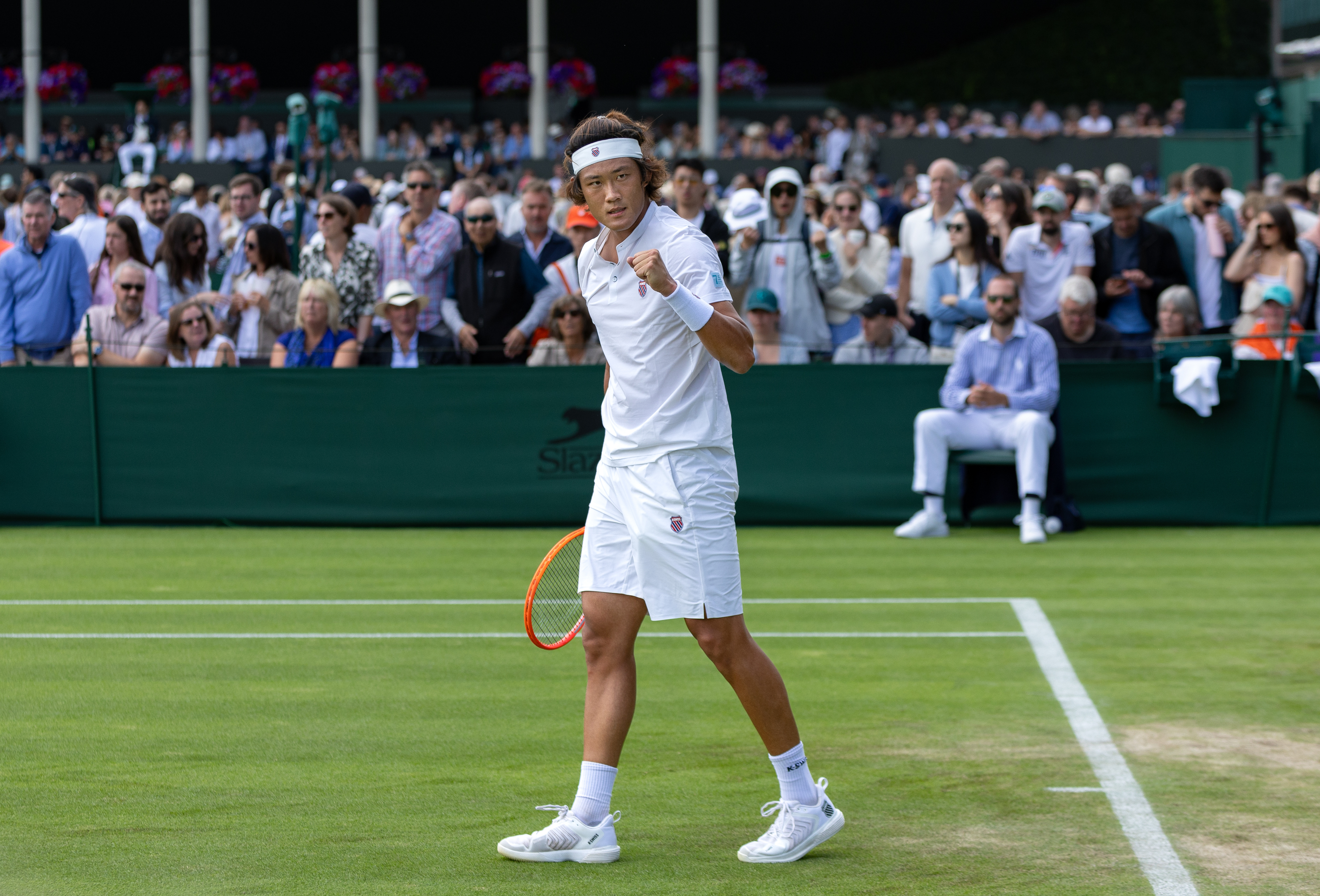 草地上，也会有小雨暂停的瞬间但终会迎来阳光与再出发的脚步祝生日快乐，大步向前[老