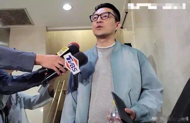 汪小菲回应对大S是否还有怨他回答：“她毕竟是我孩子的母亲。”并对两子女喊话说，若