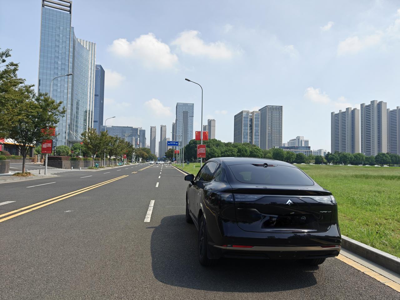 国庆清晨，将昊铂停在挂着国旗的街道旁，车身上的流光紫与鲜红国旗相映，像给热爱的事