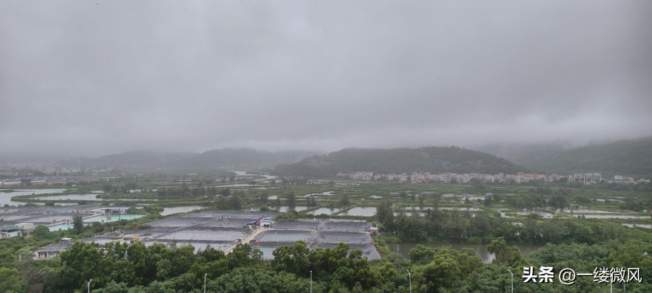 如果你家新买的房子被粪水泡了，你还会要吗？
小区有这么两户人家，就有这么倒霉，新