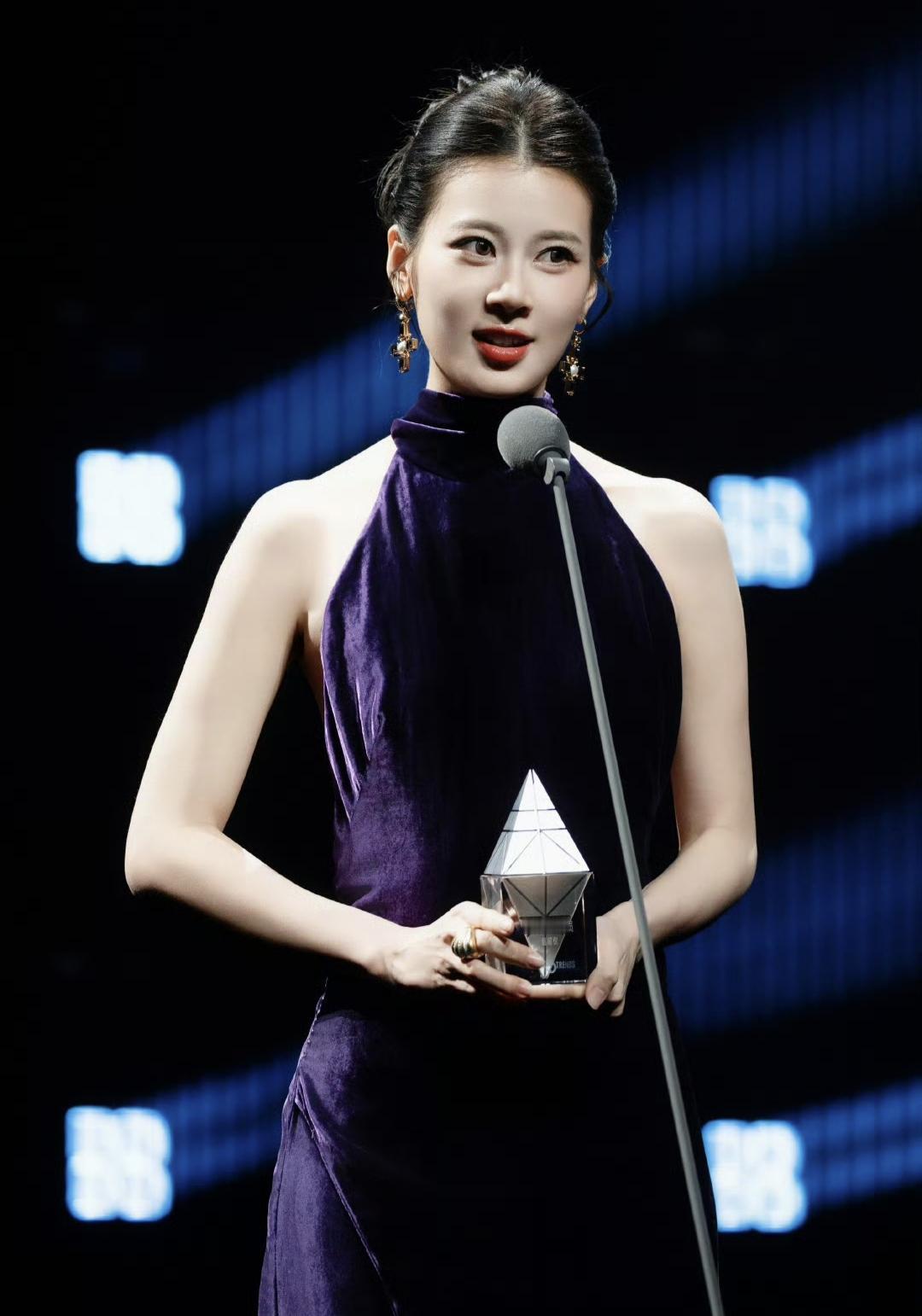 总以为错过的是某个人，后来才懂，错过的是再也回不去的自己。