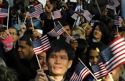 美国人一针见血：“如果中国真的那么好，为啥还有大批人移民到美国？”中国人移民美国