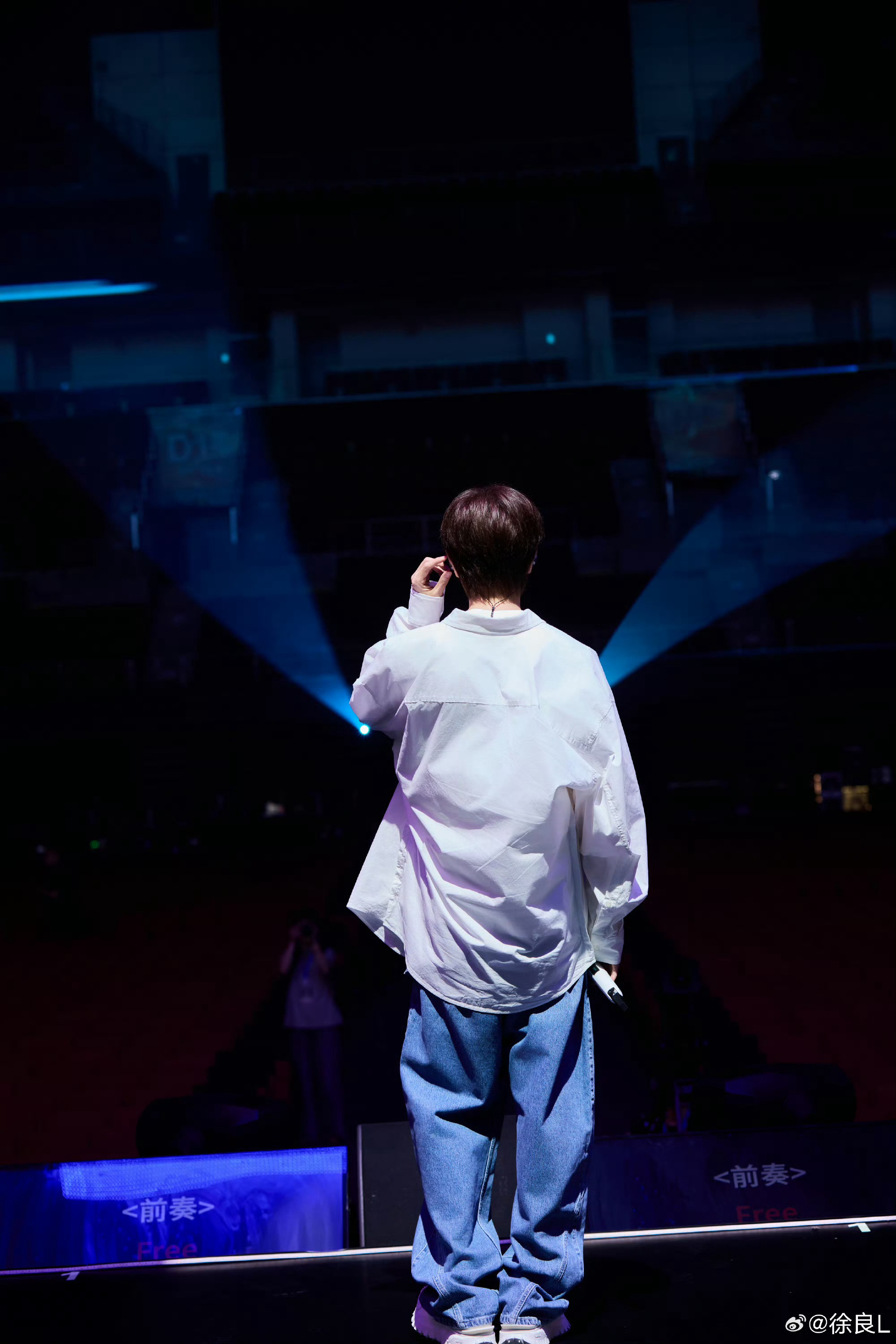 还是徐良有人脉徐良人脉这一块徐良不愧是圈内隐形人脉王，走到哪都有好友撑腰，人缘好