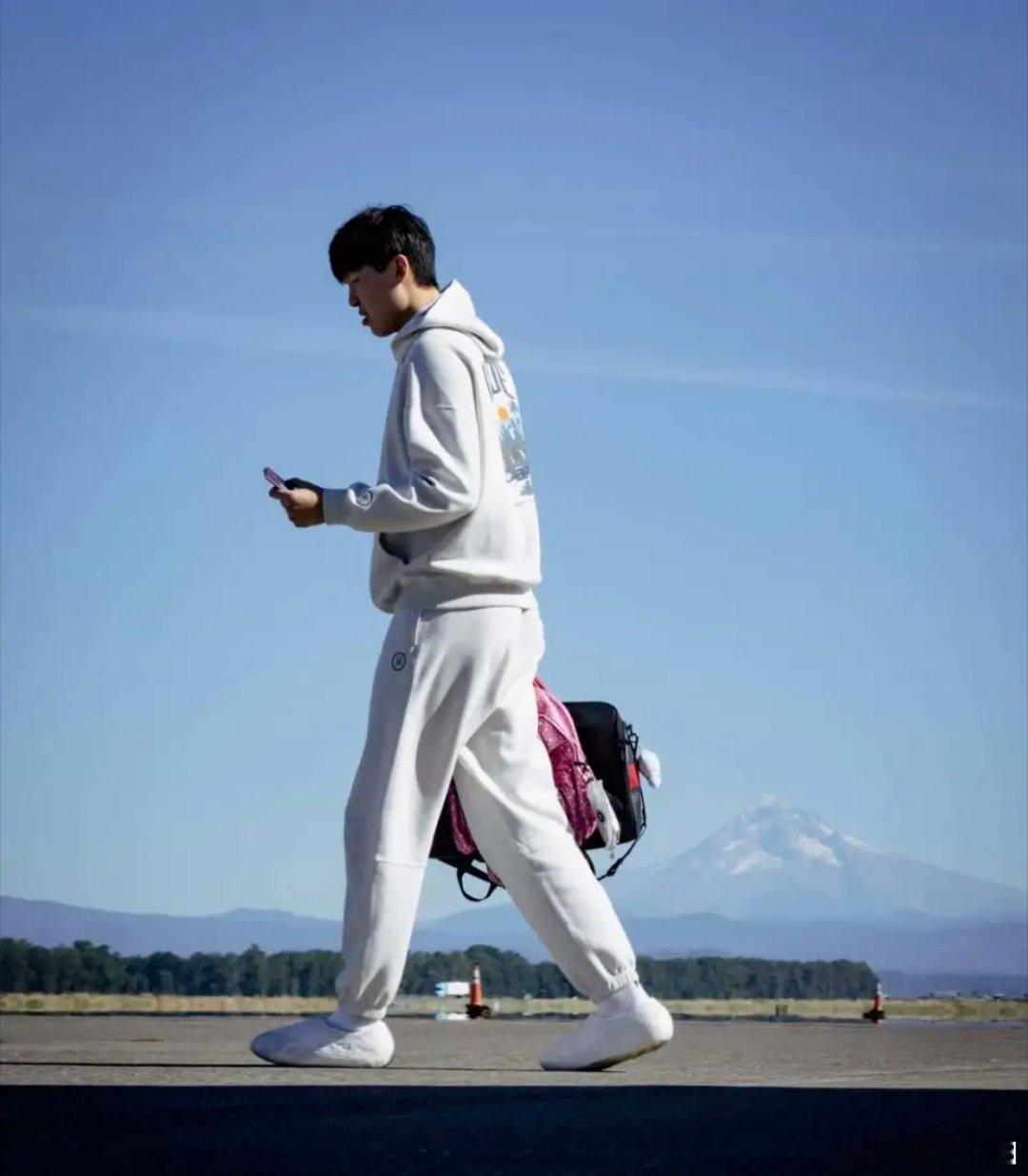 杨瀚森随开拓者出征季前赛 有望迎战勇士迎来首秀 10月8日讯 今日，开拓者官方晒
