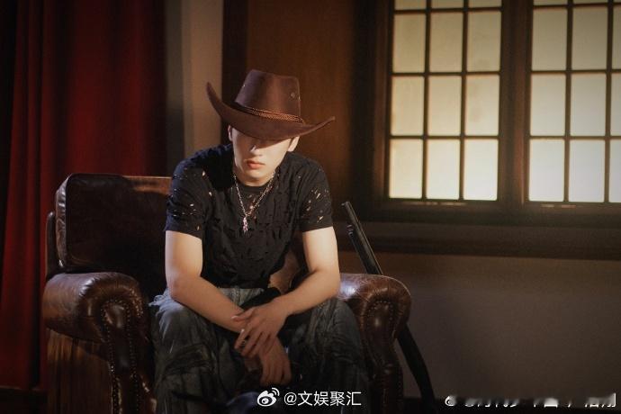 严浩翔帅气的拍摄搭档  严浩翔西部牛仔帽look  看严浩翔MV拍摄花絮照呈现的