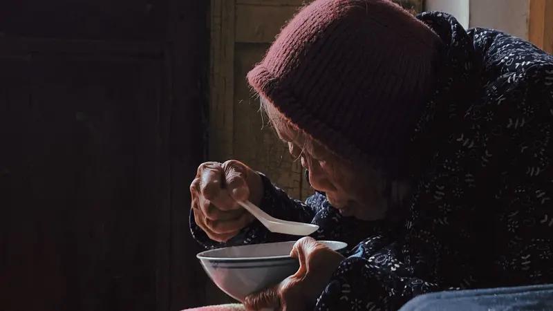 邻居们都说，被打的92岁老人是拆迁户，有4个女儿1个儿子，小儿子和她一起住。虽说