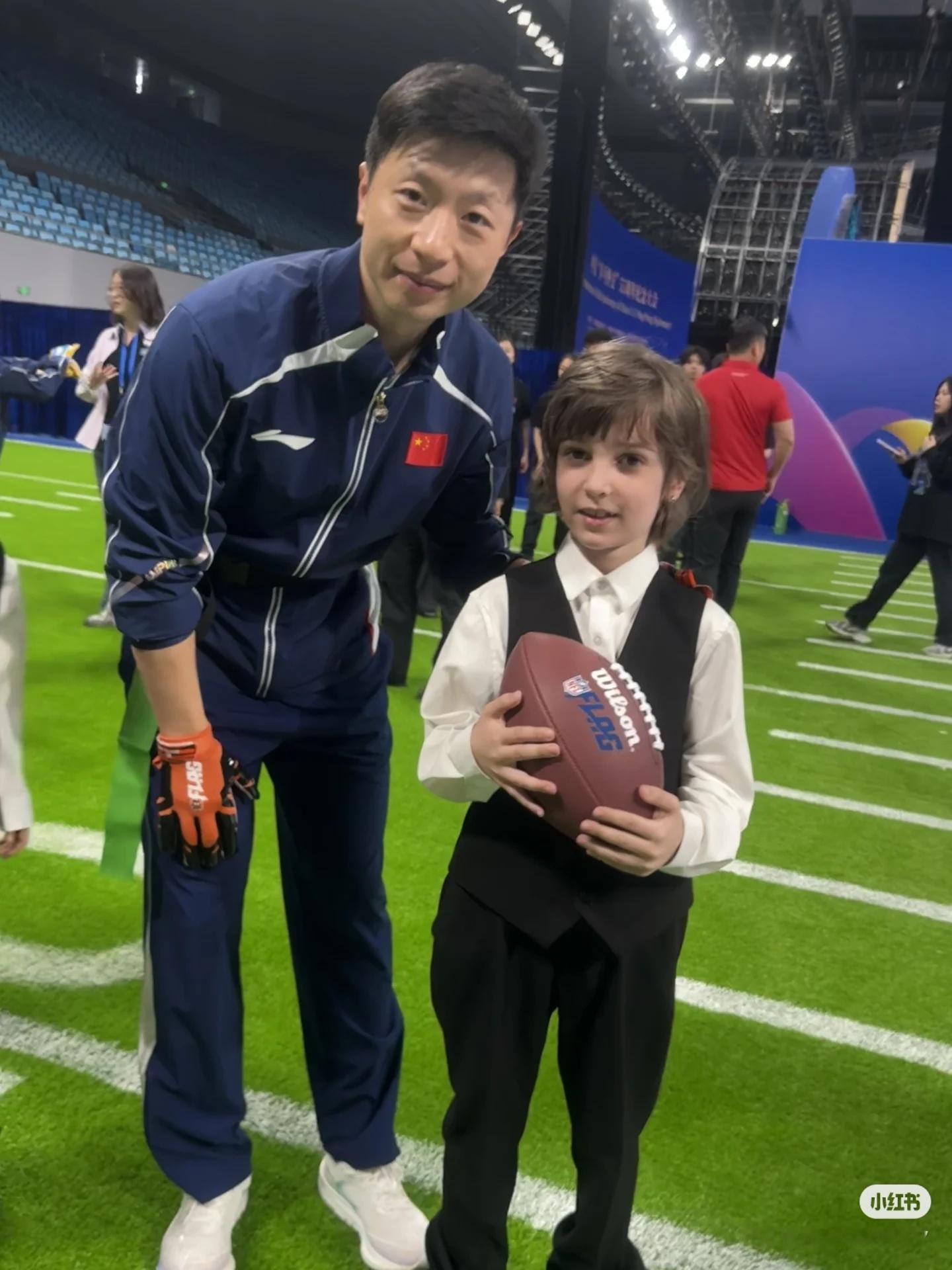 哇哦马龙今天也是体验了不同运动 马龙巨友善，就是他把球给小朋友的 