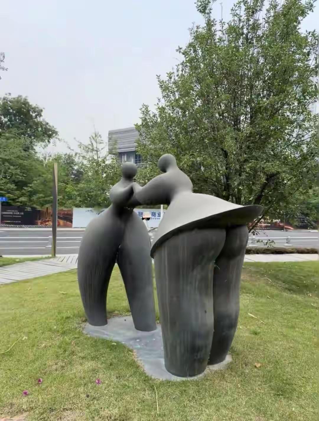这样的雕塑到底是想表达什么，是怕老百姓看不出来吗
某地广场健身区至少有四座同风格