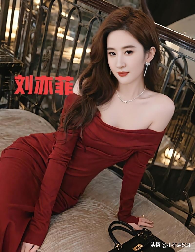 刘亦菲这造型也太美了！[比心]红色抹胸裙，棕色长发和珍珠耳坠在灯光下闪得我移不开
