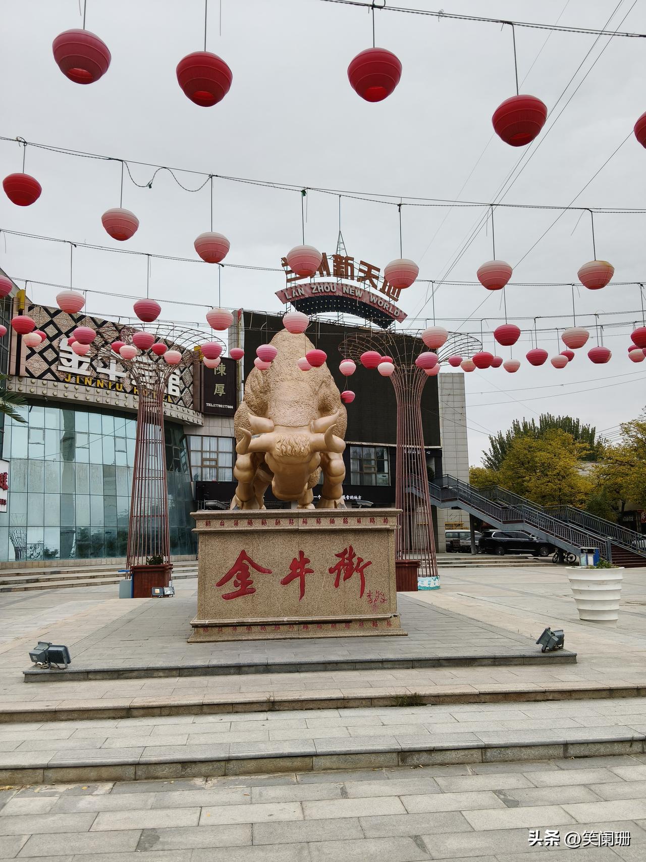 前几年还热闹非凡的兰州安宁区金牛街，如今已经一副破败的形象，生意差的一塌糊涂，金