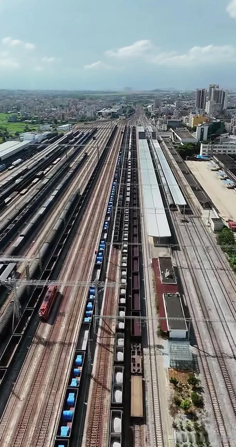 航拍湛江火车站站场，这密密麻麻的轨道体现出湛江火车站的规模庞大。早年为了配合湛江