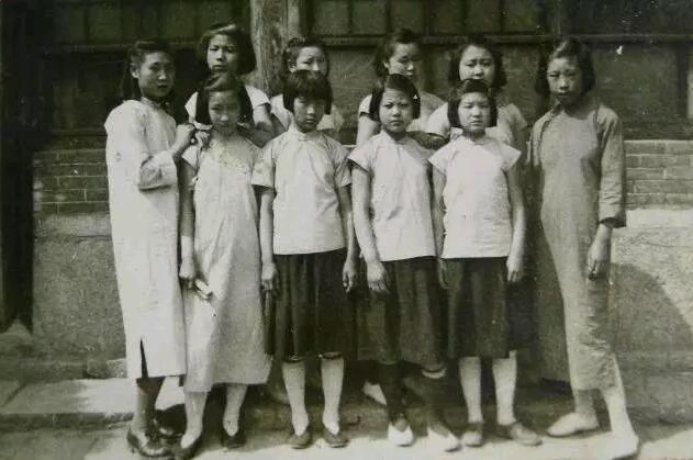 一次，韩复榘上街出门办事，看到3个女学生穿着短褂裙子，下车打了她两个大耳光：“你