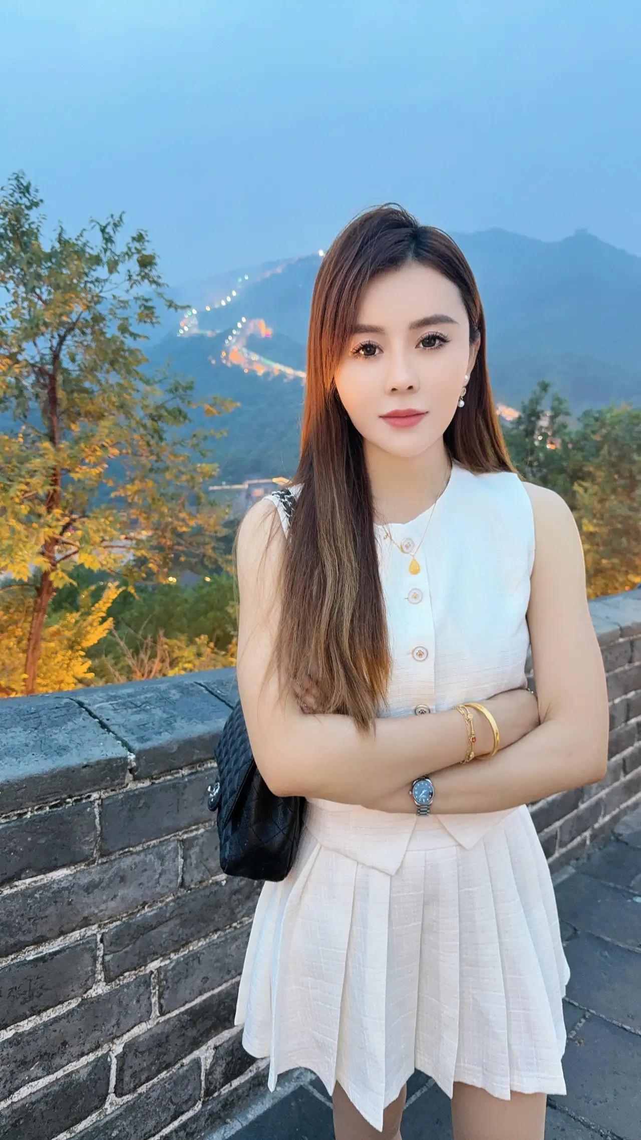 在长城上眺望，感受历史的厚重与自然的壮美。长城旅游照 长城打卡照 北京长城拍照 