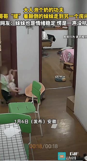 一个有劲儿真敢提，一个淡定还不哭。
走路不稳还穿尿不湿小男孩儿，倒拎着几个月还穿