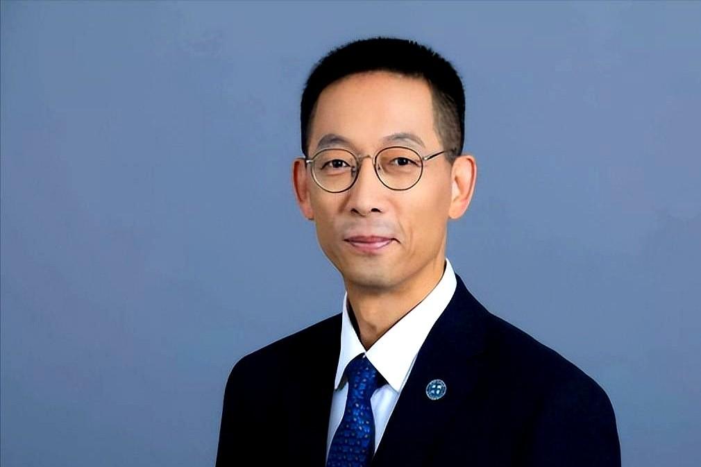 施一公再次语出惊人！
他看到那边的孩子们在课堂上追着老师问问题，本科生就一头扎进