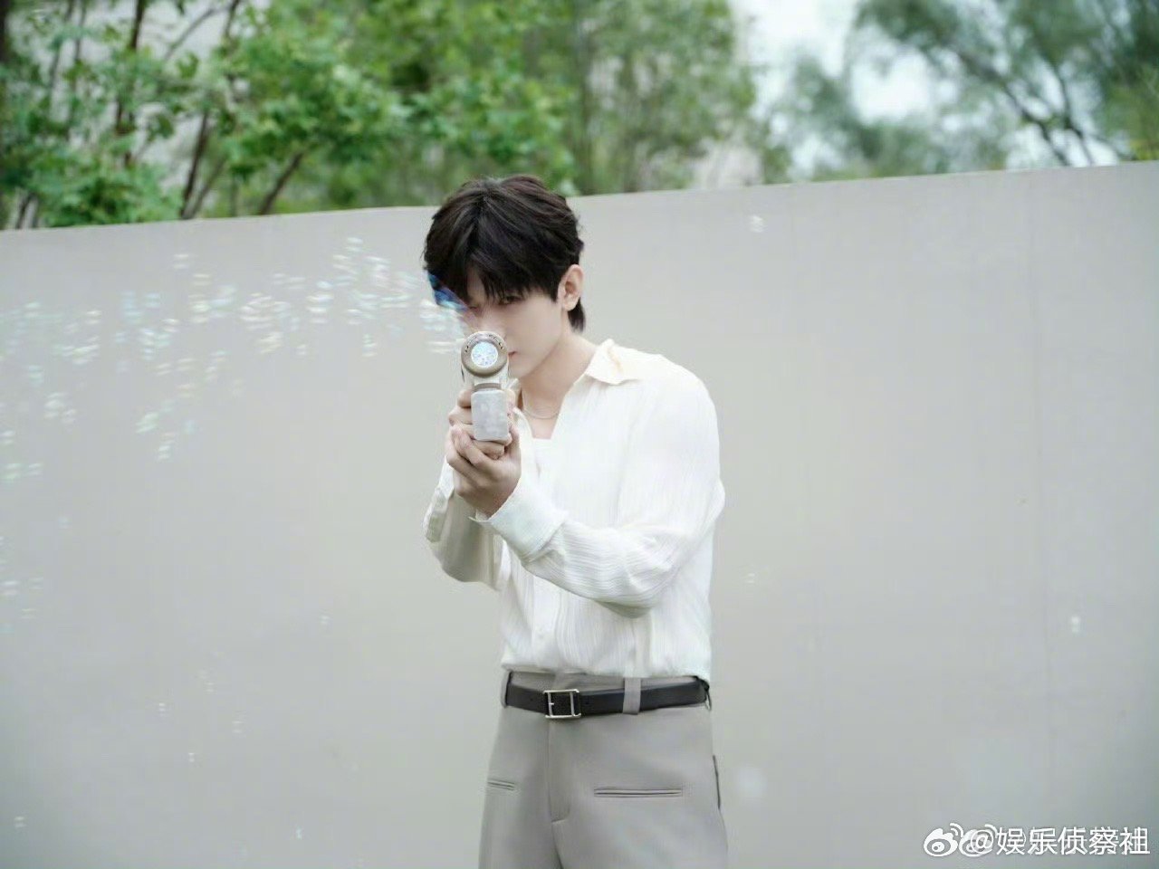哈哈哈哈哈哈哈，成毅也是玩起了泡泡机🫧～好开心的模样！ ​​​