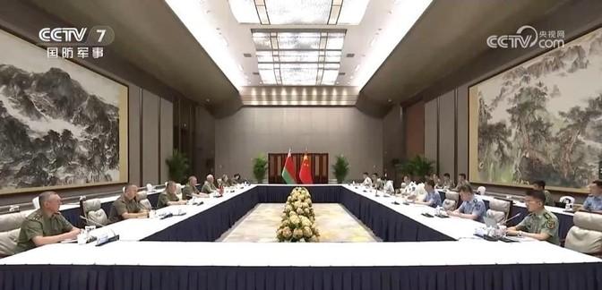 2025年6月，上合组织防长会议上，巴基斯坦国防部长哈瓦贾·阿西夫与中国防长会谈