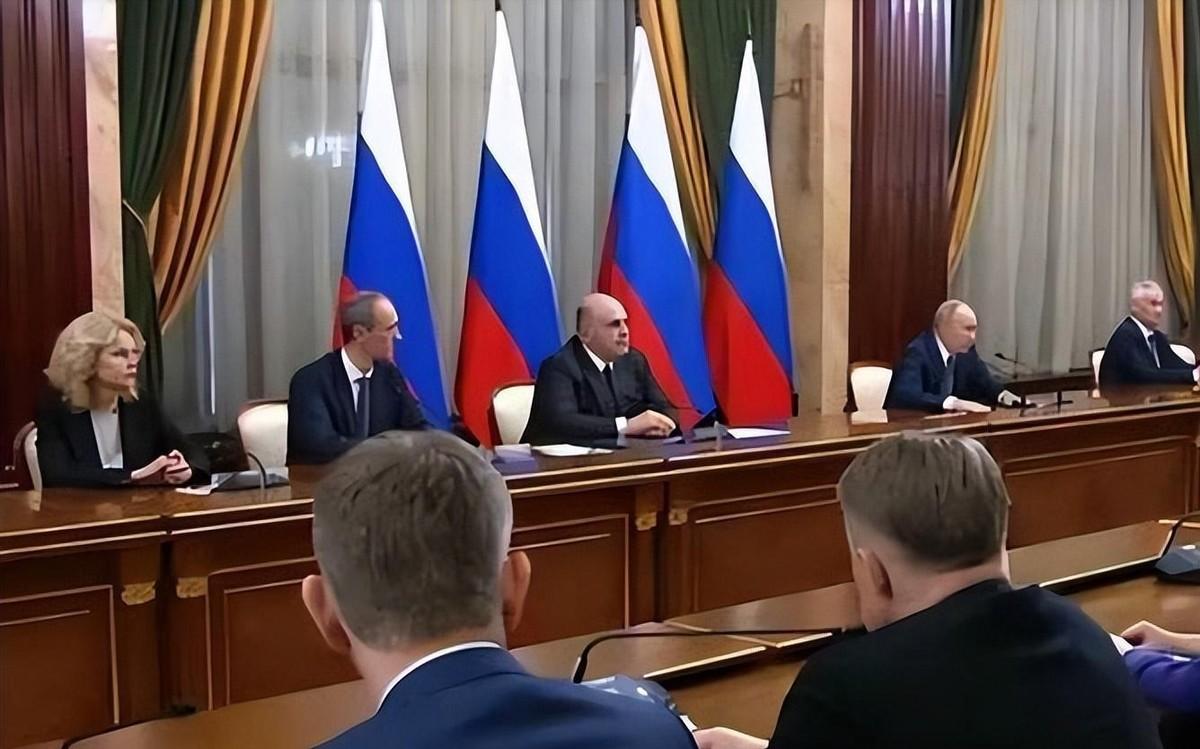 作为关注国际金融这摊子事儿多年的老股民，看到普京这番“大实话”，我第一反应不是惊