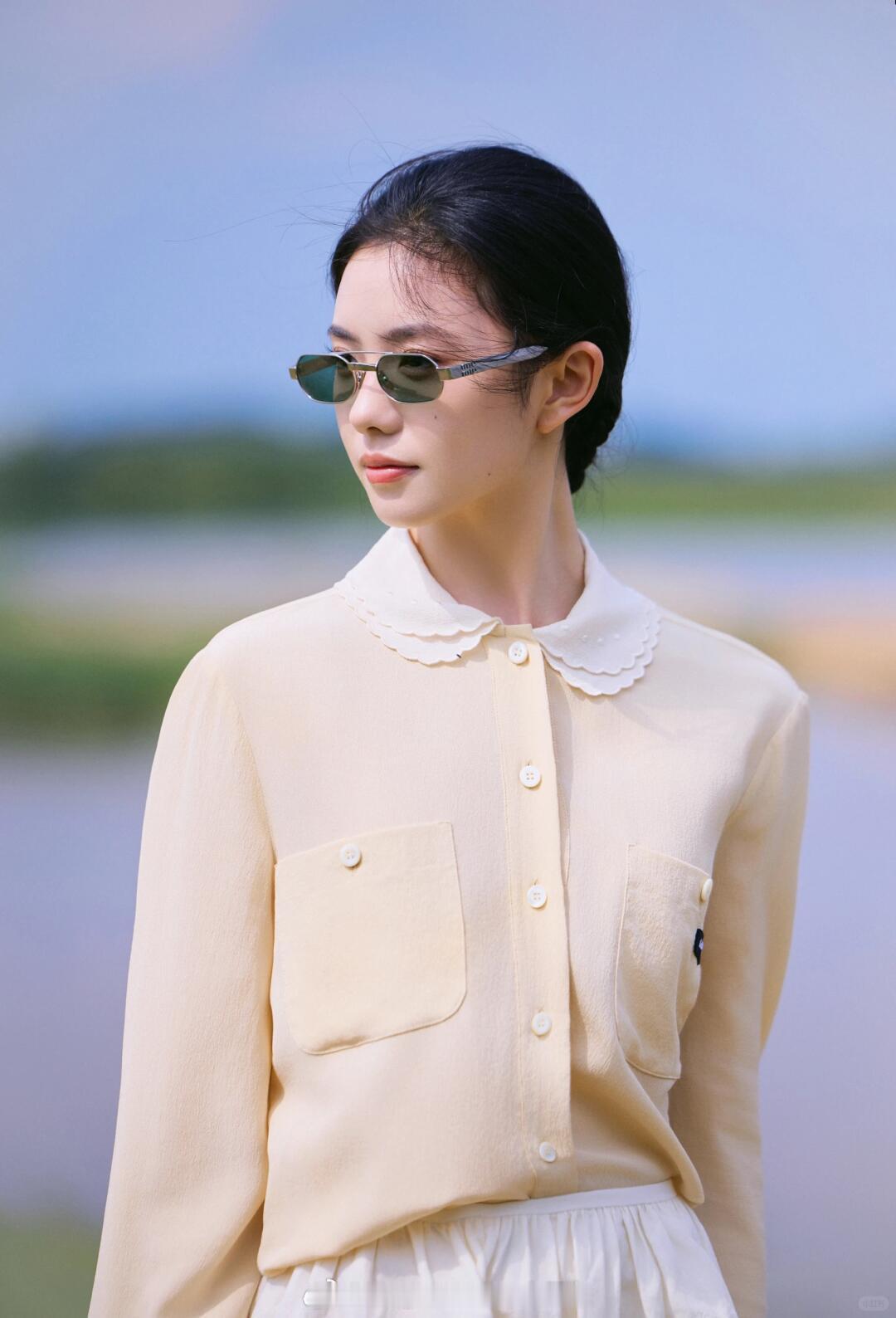 刘浩存 一组Miu Miu大片，身穿Miu Miu 2026夏日系列，奶油白衬衫