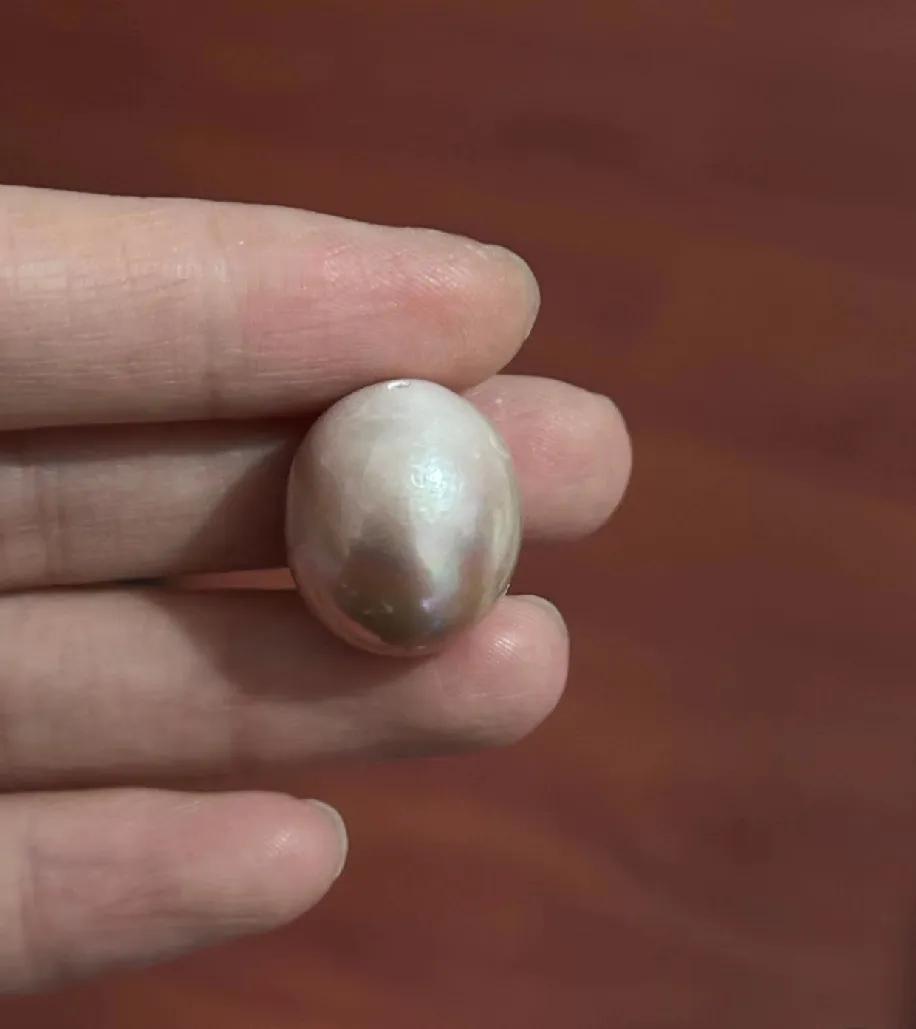 谁能想到，直播间里泛着彩虹光的“绝美彩珠”，到手能是这模样？
 
攥在指尖这颗，