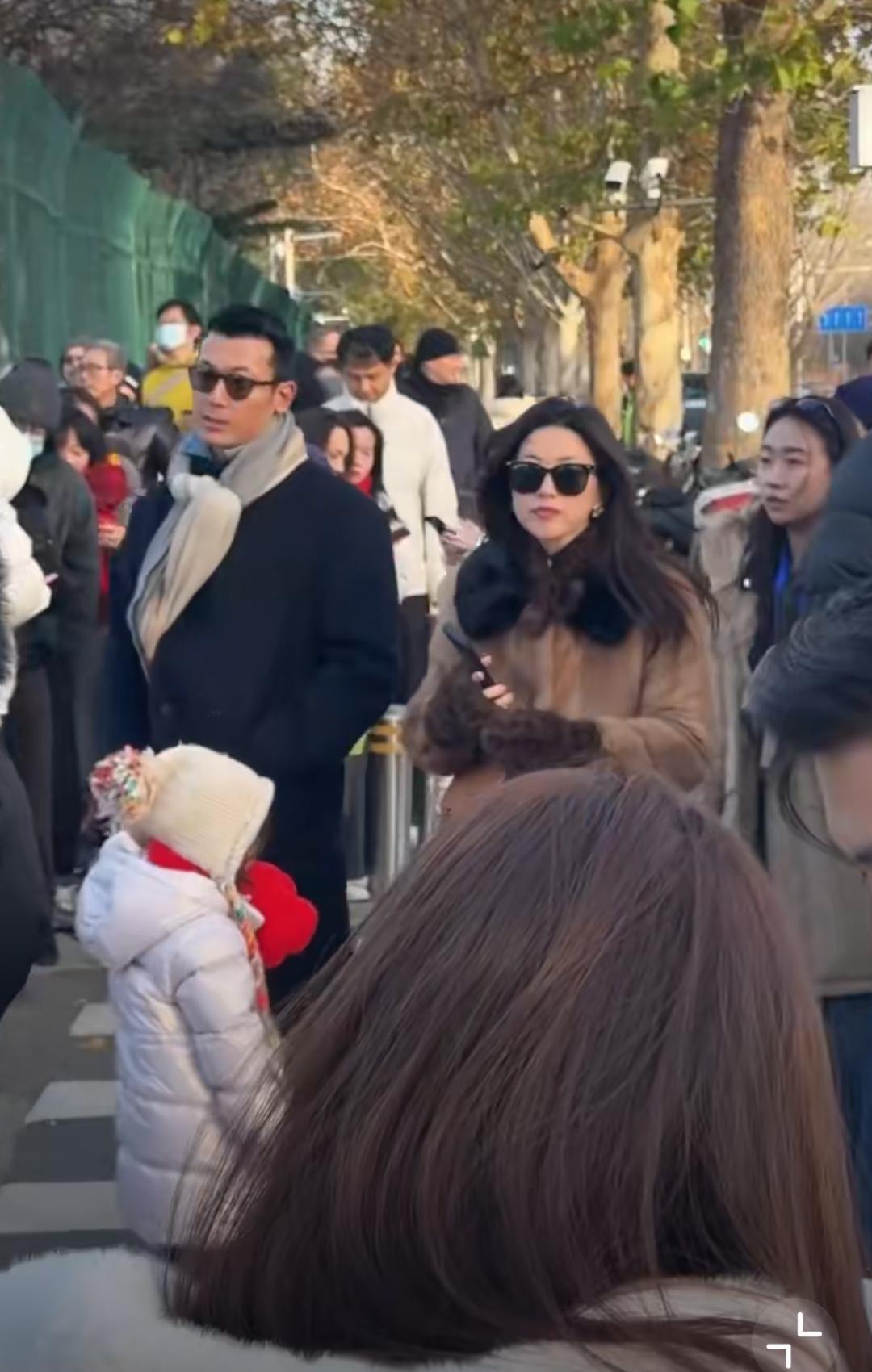 笑不活了家人们！朱珠为了拍美照直接面无表情“无视”老公，稳稳把人挤到一边，迈着超