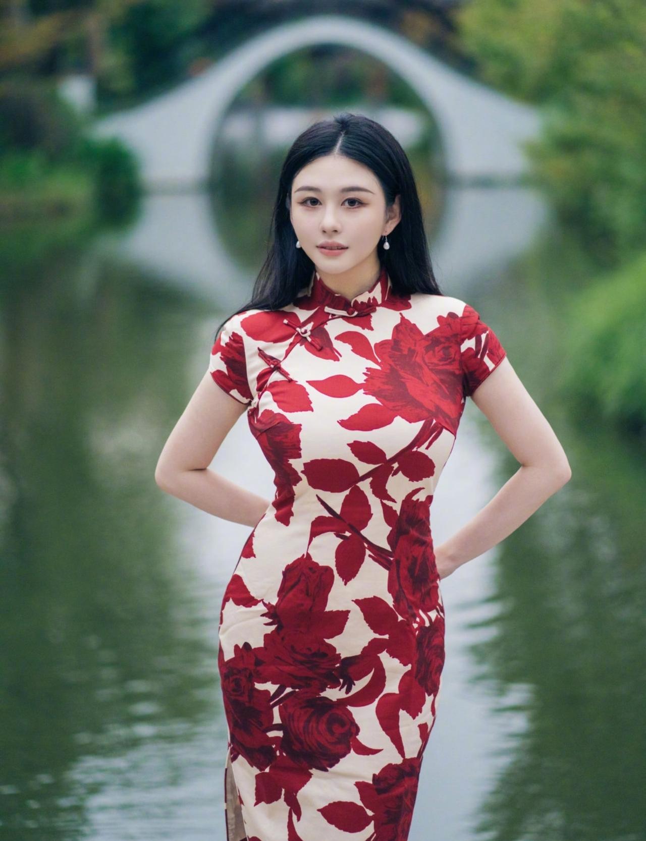 邱淑贞女儿沈月懵了，谁能想到，好好的居然吃到自己的瓜
起因是有八卦账号，突然发了