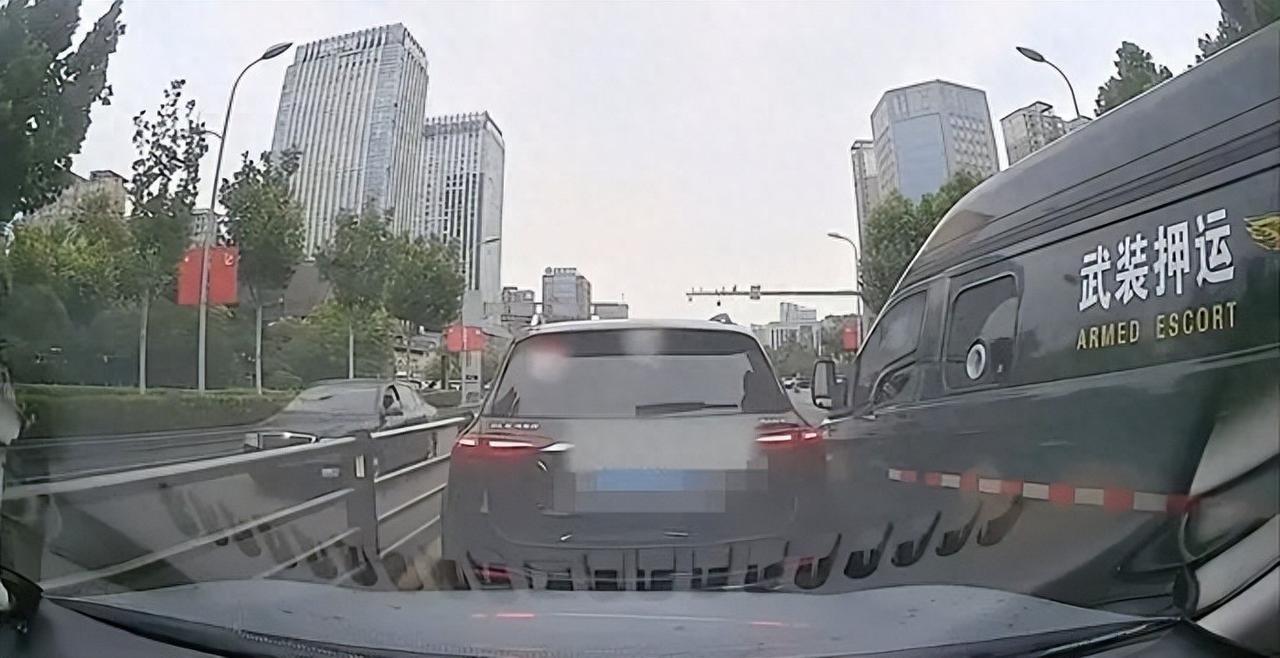 山西临汾一运钞车被指在正常通行路段频繁实线变道、强行加塞，各方回应：交管部门罚款