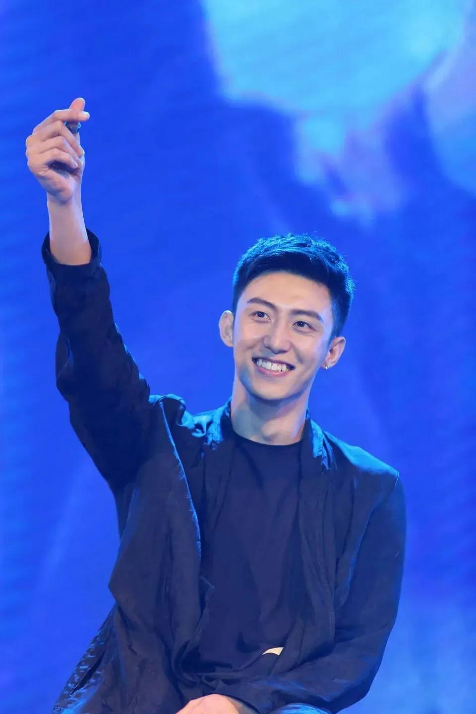 剧集：雪迷宫
监制：张艺谋
导演：吕行《平凡的荣耀》《我们的新时代》
类型：刑侦