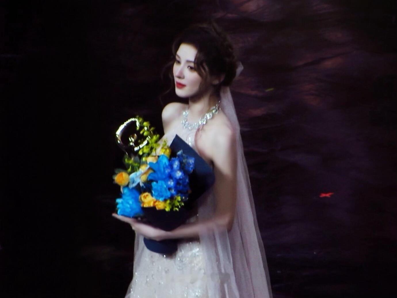 微博之夜发的张予曦 官博这图放得真是一点都不藏着！这五官精致度和皮肤状态，说是生