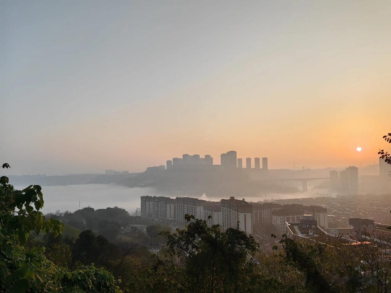 蹲守江边观景平台，眼看着朝阳缓缓升起，将半边天空映得通红，恰似一幅天然的水彩画卷