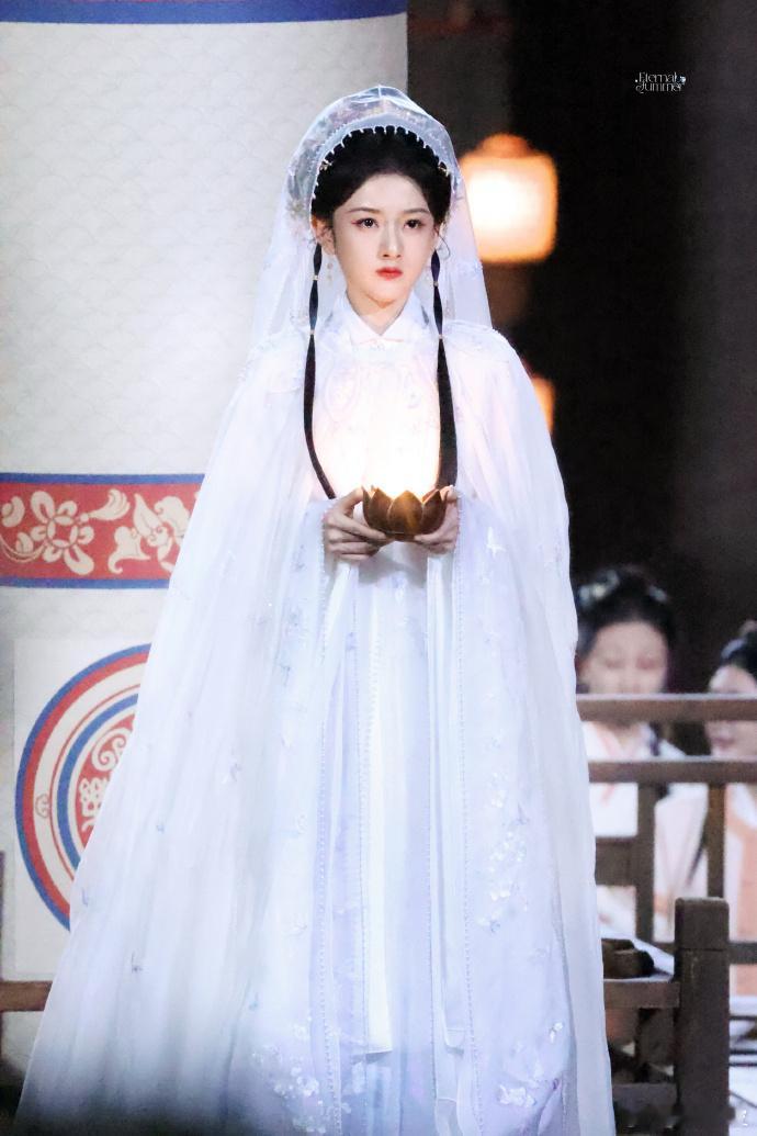 宋祖儿神女宋祖儿《表妹万福》最新造型路透，素净版的祖儿也会美得如此动人心魄~完全