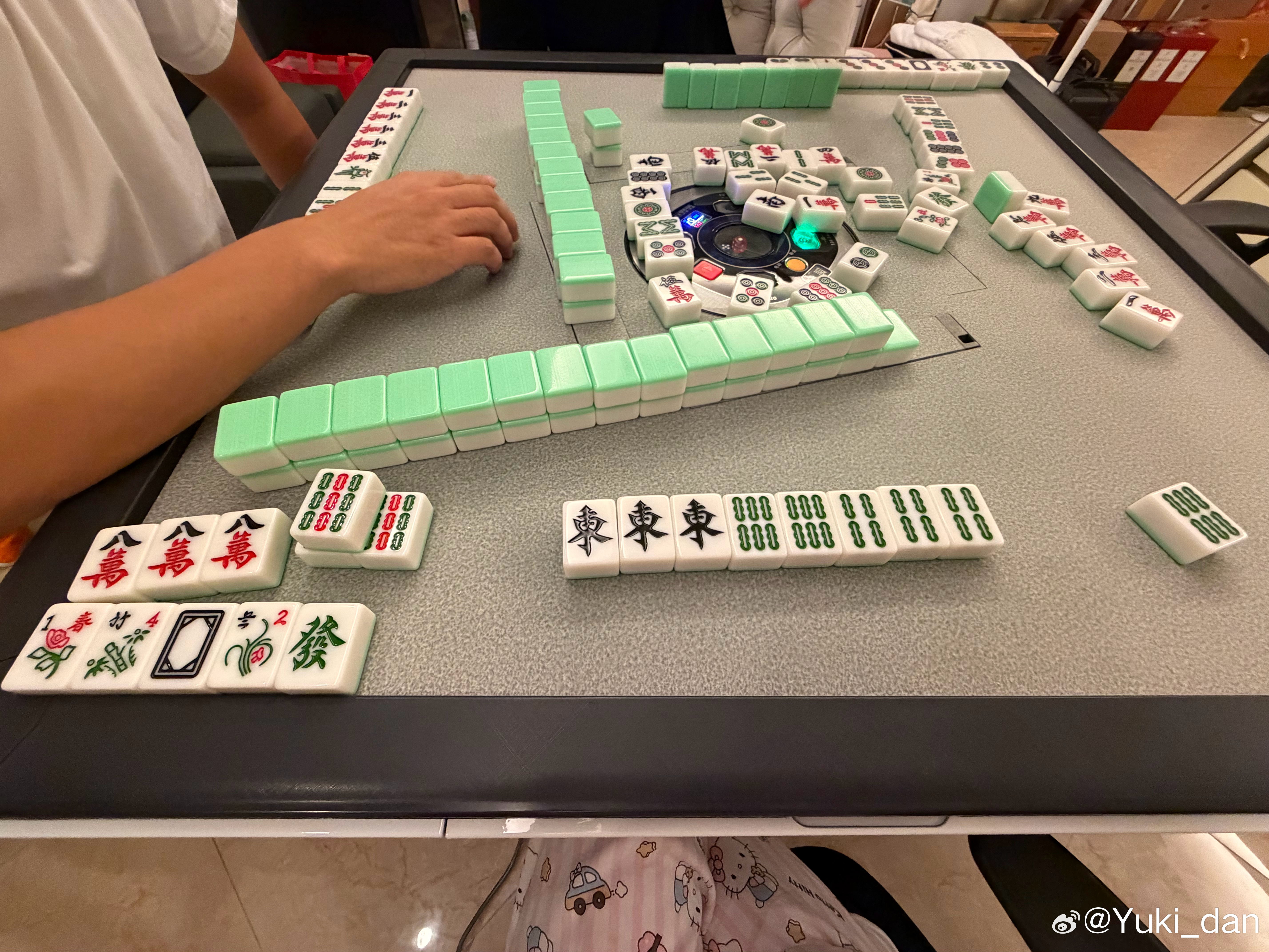 好久没打牌了，来一把杠开对对胡[比耶][比耶]。  ​​​