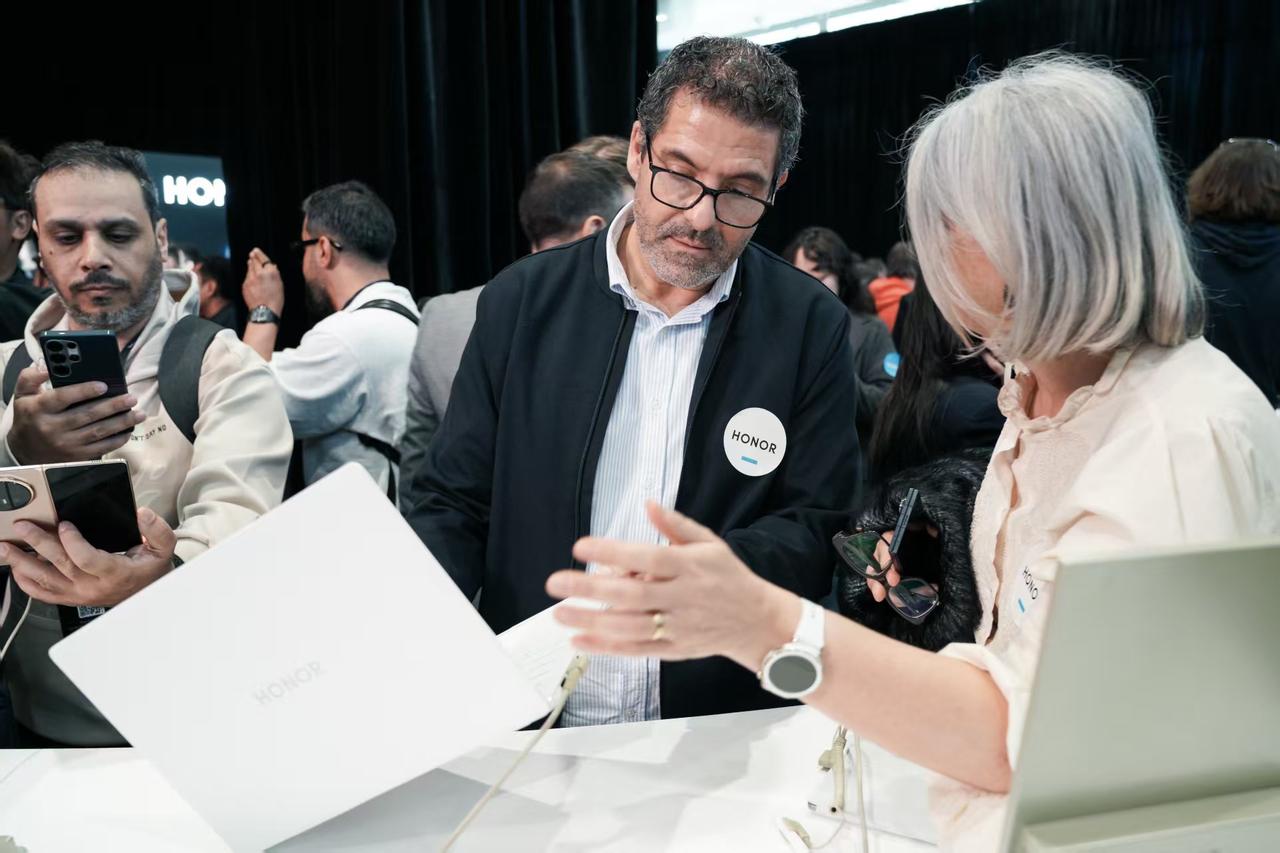 家人们，荣耀这波在MWC直接双线封神！先是西班牙国王费利佩六世现身展台，收下荣耀