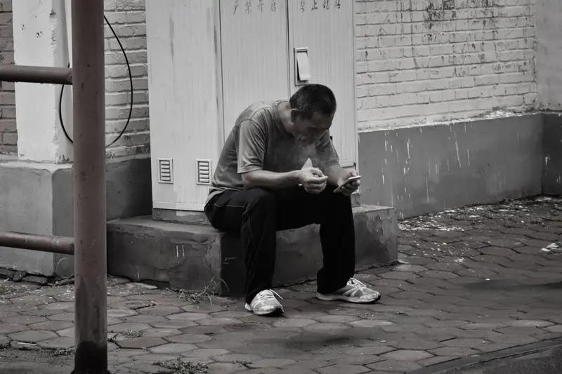 “谁懂啊！刚把奶茶嗦到第三口，科学家就吼：中年饿一饿，能多活十年！我当场石化，嘴