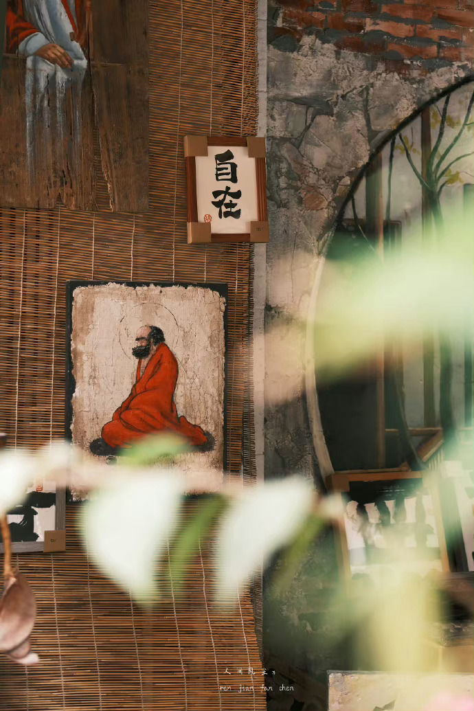 和周围人搞好关系的秘诀就是，不分享喜悦，不炫耀成功，不说三道四，不假装聪明。