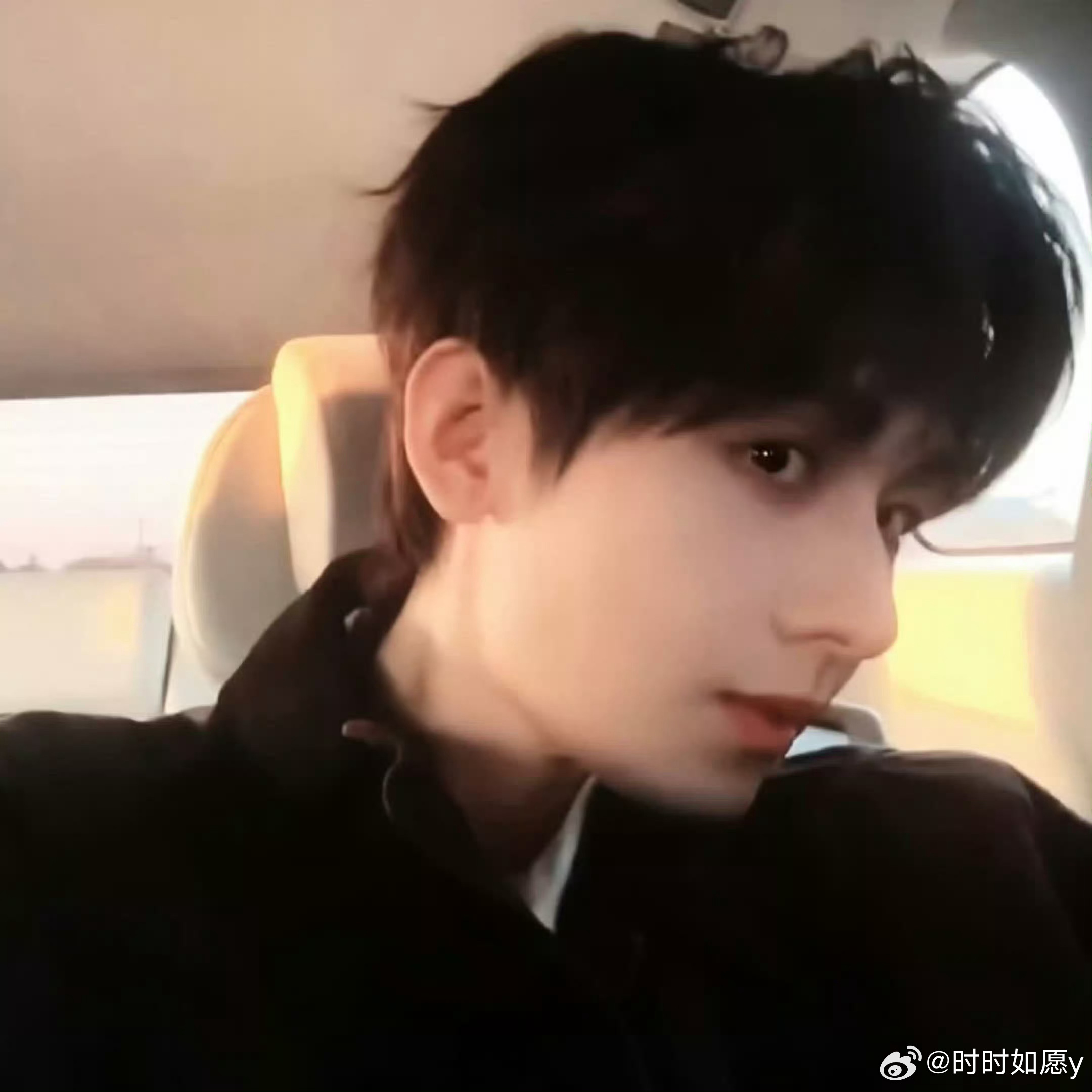 成毅两京十五日cy成毅朱瞻基湘帘半卷，晨光漫过。轻展卷轴，墨香氤氲。橘树新结青果