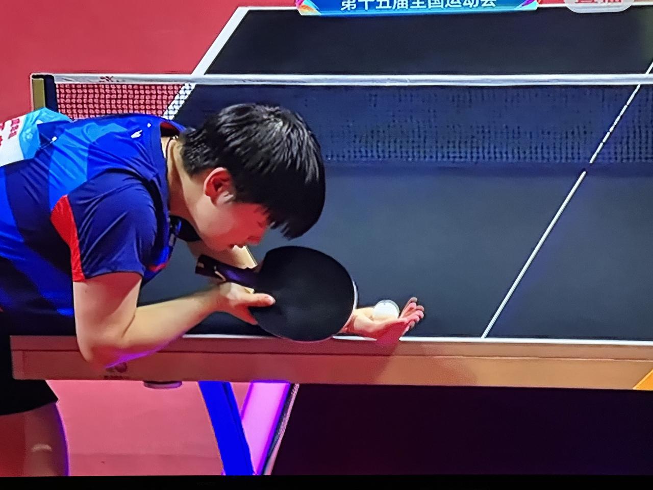 孙颖莎在本届全运会乒乓球女单争夺冠军巅峰对决中实在是被虐！

第一局赢了，但是好