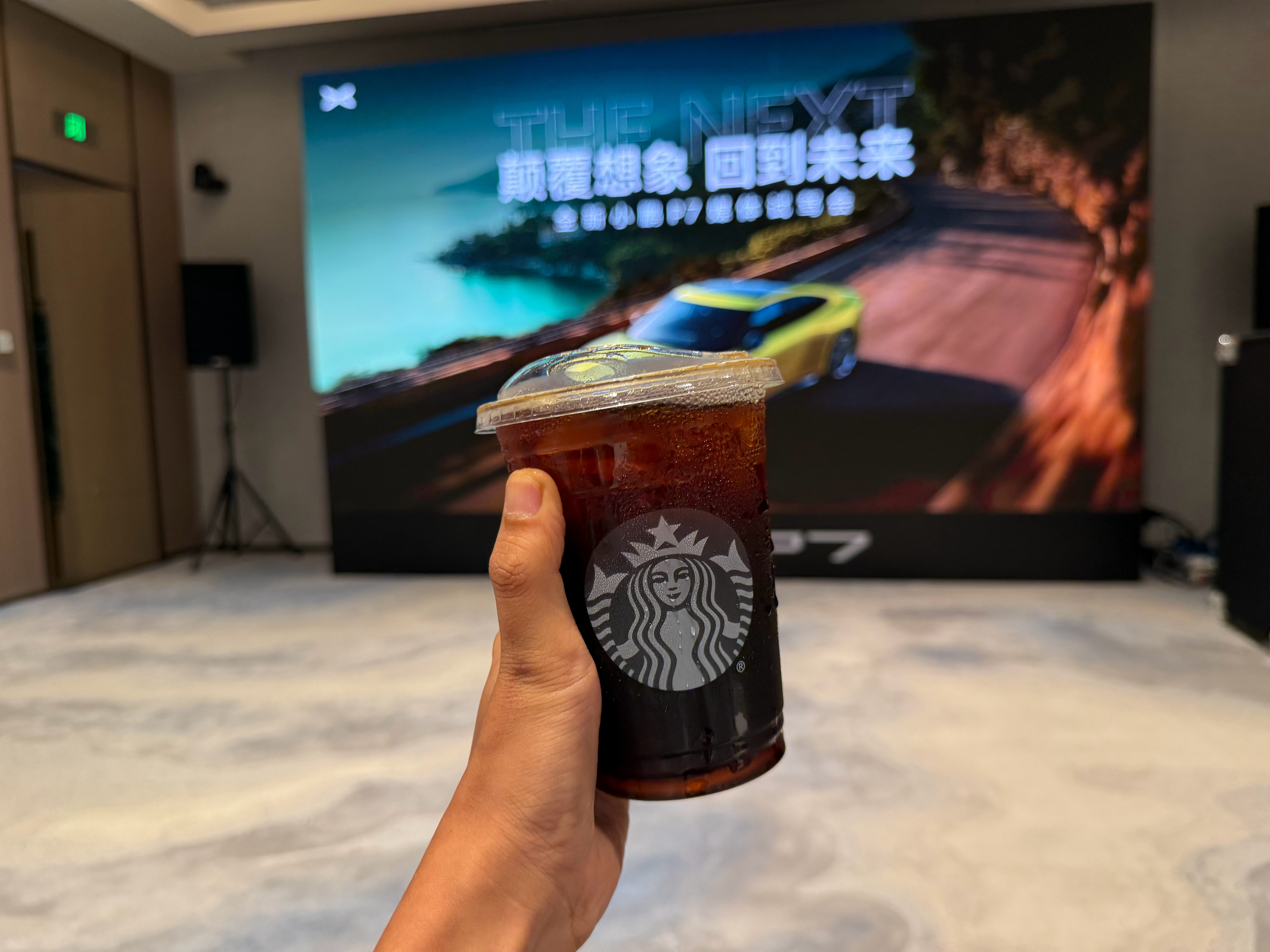 来听一下小鹏P7 在动态上有什么新玩意，现场准备了冰美式。一会听课睡着了直接浇我