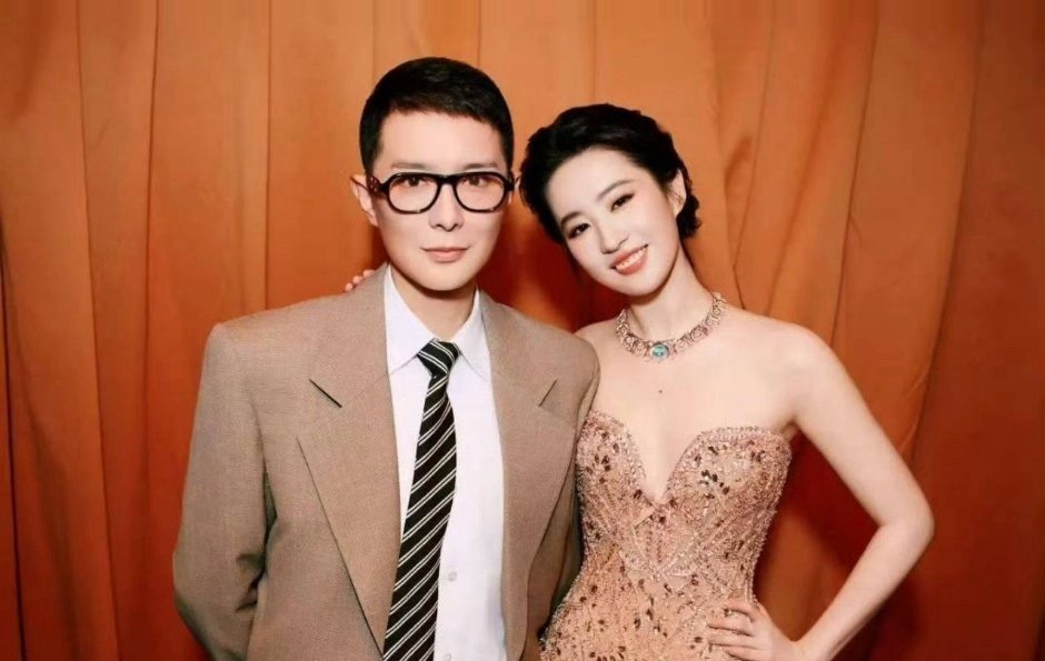 刘亦菲一场活动同时集邮，让vogue、嘉人、W、ELLE的主编们比美一下。 ​​