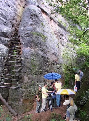 【巴寨】巴寨位于国家红石公园丹霞山的边缘地带，为丹霞山最高峰，经历代土王、盗贼修