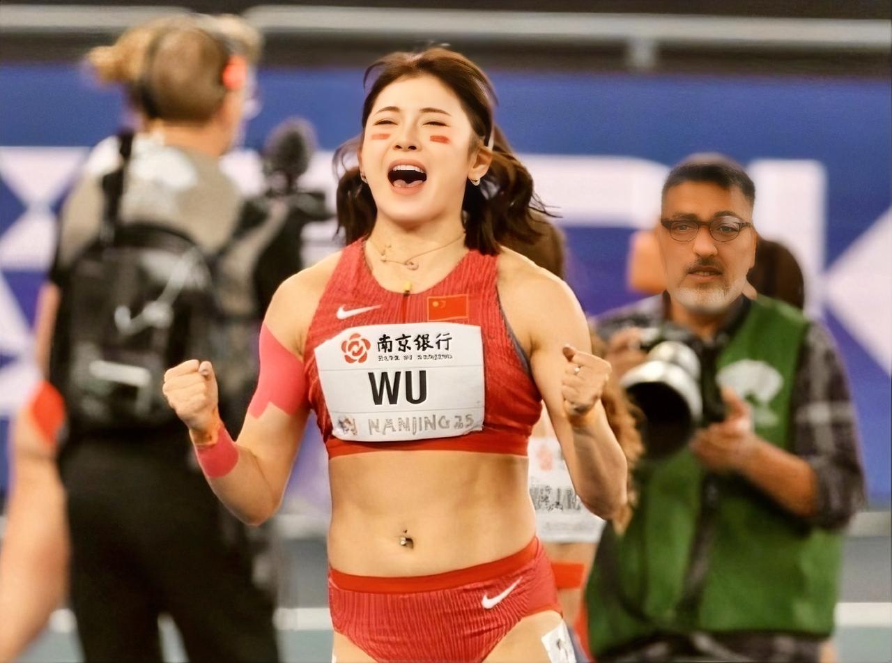 12月31日世界田联年度回顾照片集出炉，大美女吴艳妮入选。

吴艳妮南京室内赛，