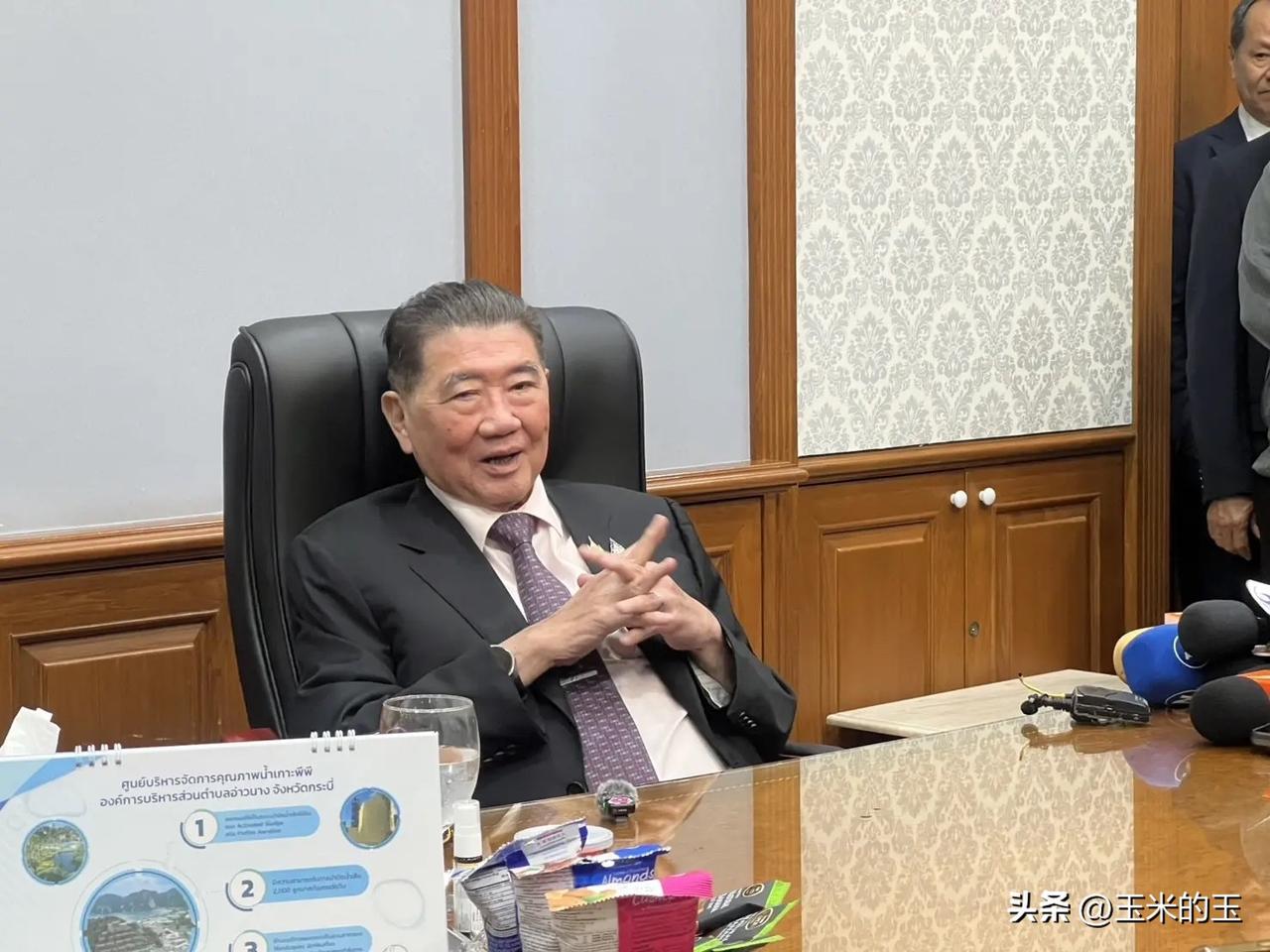 泰国内政部长普坦先生9月11日与媒体共进午餐，并带记者们参观了他的内政部长办公室