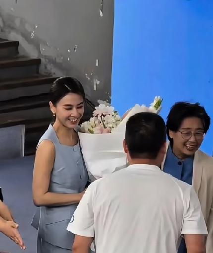 黄圣依带妈妈参加她的新书发布会，母女俩穿着同色系的衣服出席，看起来母女俩感情似乎