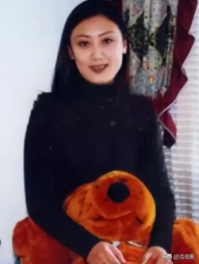 2000年，辽宁省22岁的女孩连丽丽在酒店猝死，与其共处一室的警察尚尔琦被列为强