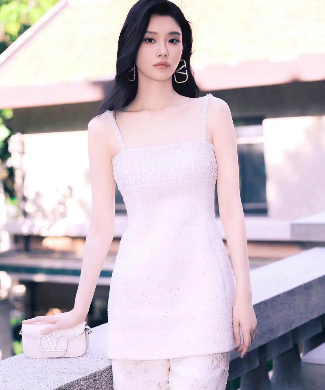 奚梦瑶的初夏穿搭元气满满，清新得像一缕甜美的阳光！ 奚梦瑶奚梦瑶