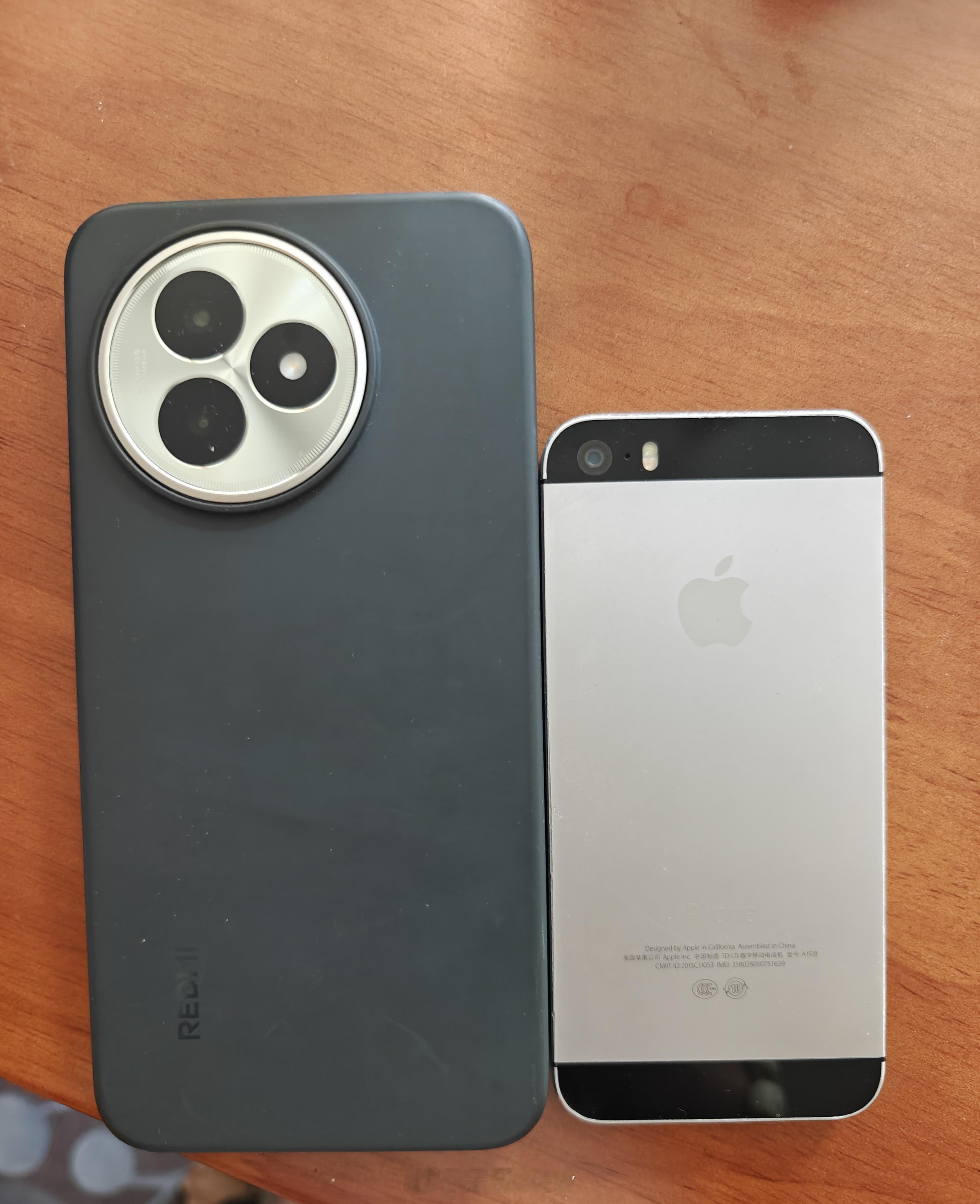 上学时候第一台手机iPhone 5S，现在依旧能用，根本不卡，而且拍出来的照片自